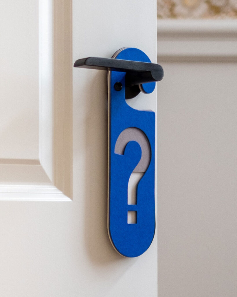 pukiwuki_deurhanger_vraagteken_blauw_deur_gang_insta